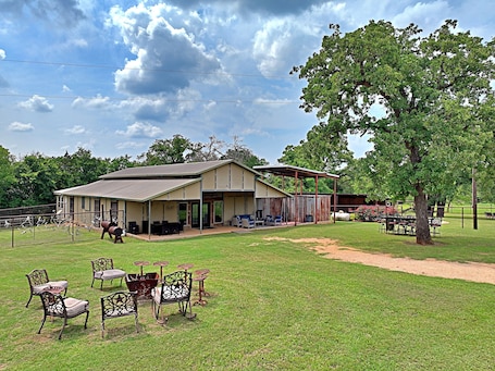 Welcome to 4D Guest Ranch Barndo!