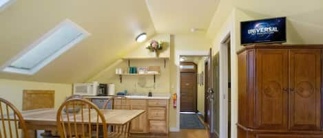 Enjoy Miner's Suite. Kitchenette and Dining area with Smart TV 

(There is not an oven for cooking. Unit has a microwave, coffee maker, mini fridge)