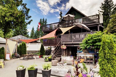 Cedar Lake House @ Alpine Village Resort, Mara Lake BC