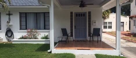 Beautiful Cottage steps from the Riverwalk - clean, comfortable & so much to do