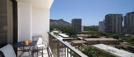 Have coffee on the balcony (lanai) while enjoying the stunning city and Diamond Head views!