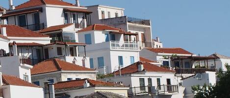 Harbour View in centre with blue shutters.
EOT no. 0756K91000425301 
