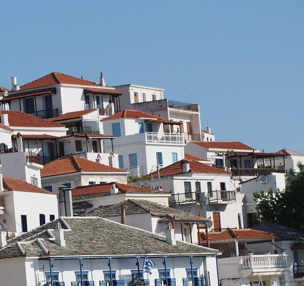 Harbour View in centre with blue shutters.
EOT no. 0756K91000425301 
