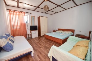 Schlafzimmer 1