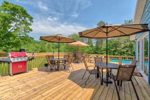 Outdoor shaded seating areas allow you to enjoy meals with a view!