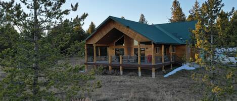 Bear Hollow is the perfect family cabin to rent to get away to Yellowstone.