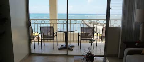 Direct Ocean front looking out at Pacific Ocean, Waikiki beach,  and your lanai.