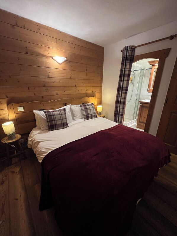 Master bedroom with en suite shower & sink