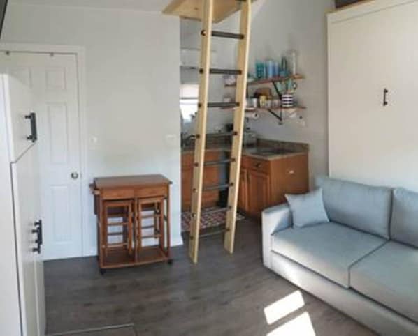 Sitting Area - AC, & Heat, Cable & Wifi