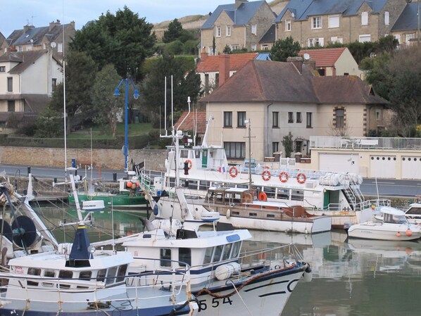 Vue depuis la fenêtre du salon : face au Port