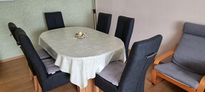 Ferienwohnung mit 80qm, 1 Schlafzimmer, max. 6 Personen-Wohnzimmer