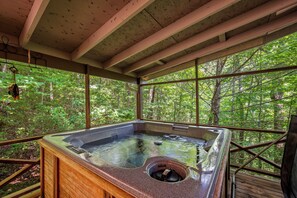 Outdoor spa tub
