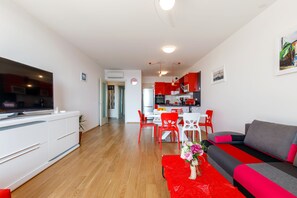 Living room/dining room/fully equipped kitchen
