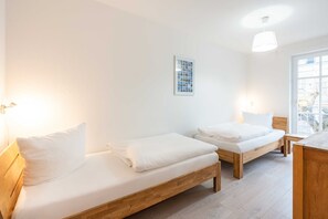 Schlafzimmer mit zwei Einzelbetten