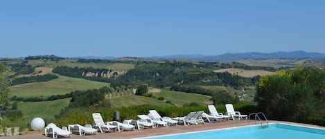 Piscine avec vue sur Crete Senesi