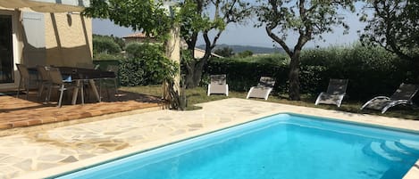 Villa  de 120 m2 avec piscine et garage
sur terrain clos arboré de 1 130 m2.