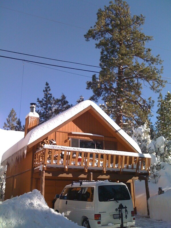 COZY CABIN W/ DIRECT ENTRY GARAGE AND WASHER AND DRYER!