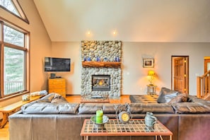 Living Room | Free WiFi | Cable TV | Gas Fireplace