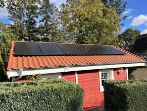 Das Blockbohlenhaus hat seit 2022 eine eigene Photovoltaikanlage #nachhaltig