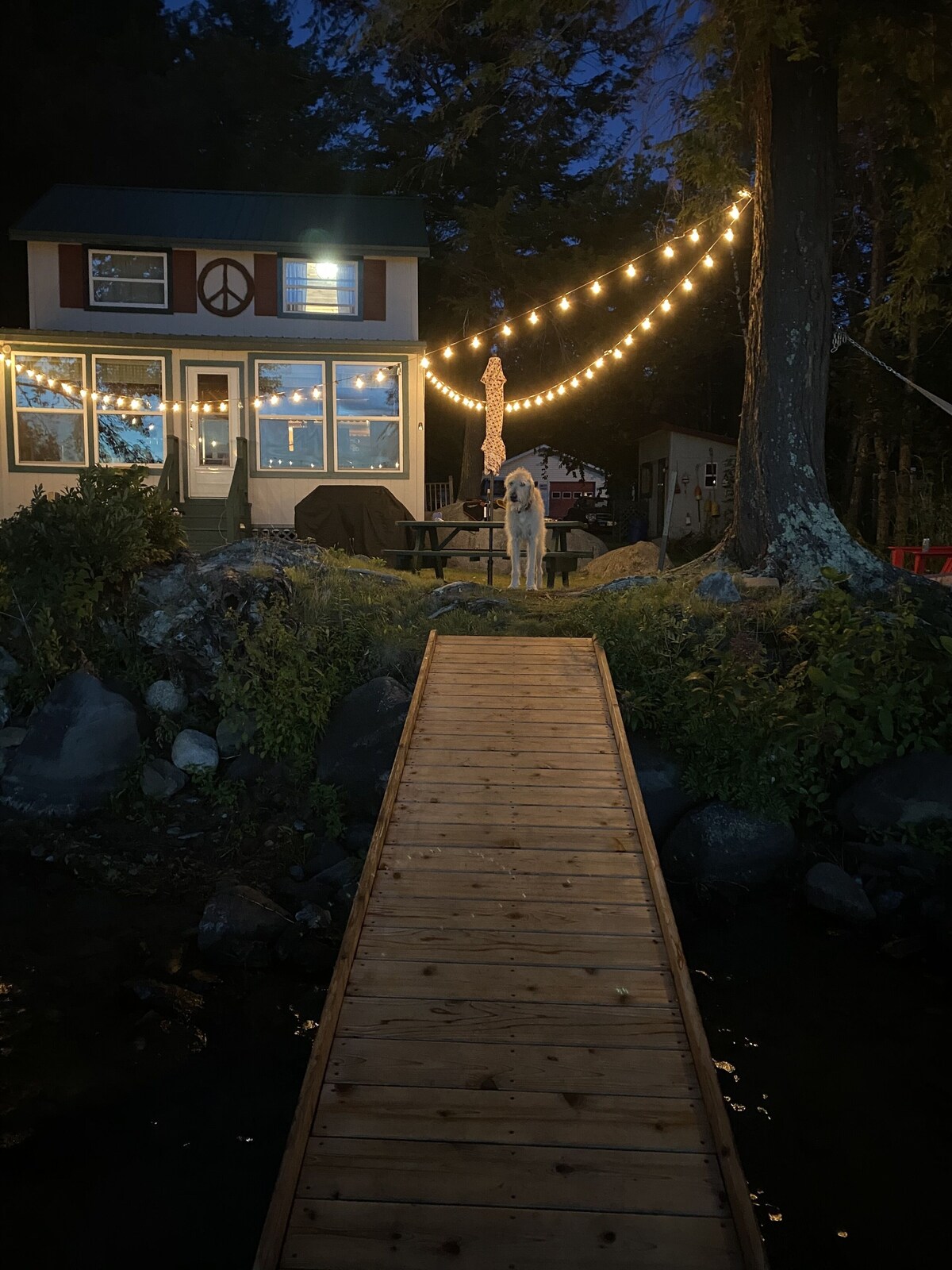 Waterfront Lakefront Cottage, Sleeps 6. Parking.