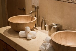 Master Bedroom En-Suite Bathroom