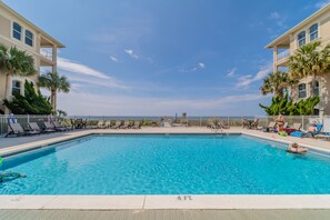 Mare e Sole | Community Pool