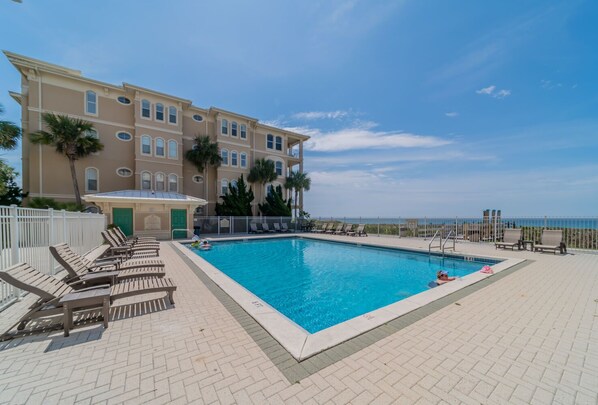 Mare e Sole | Community Pool