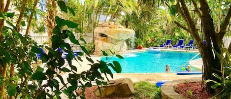 Piscina con cascata