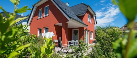 Terrasse Lotta nach Süden, mit Strandkorb, Esstisch, Grill, Liege