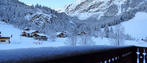 Notre terrasse enneigée face au Grand Marchet et l'Isertan (piste Noire)