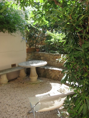 small garden beyond the kitchen