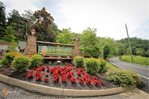 Beautifully furnished Starry Nights in Pigeon Forge is located i - This two bedroom cabin is situated at a low level with no hilly drive and is also located within short walking distance to the community pool.