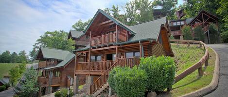 Beautifully furnished Starry Nights in Pigeon Forge is located i - This two bedroom cabin is situated at a low level with no hilly drive and is also located within short walking distance to the community pool.