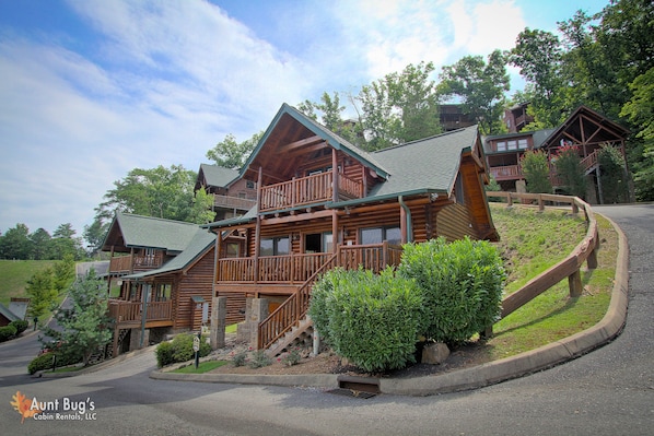 Beautifully furnished Starry Nights in Pigeon Forge is located i - This two bedroom cabin is situated at a low level with no hilly drive and is also located within short walking distance to the community pool.