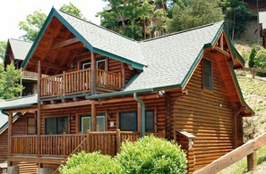 Beautifully furnished Starry Nights in Pigeon Forge is located i - This two bedroom cabin is situated at a low level with no hilly drive and is also located within short walking distance to the community pool.
