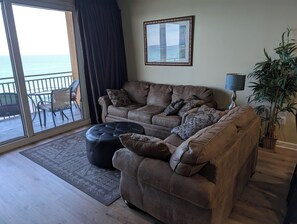 Family room w/queen sleeper sofa