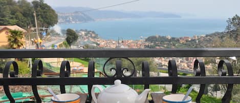 La petit dejouner sur le petit balcon de la cuisine