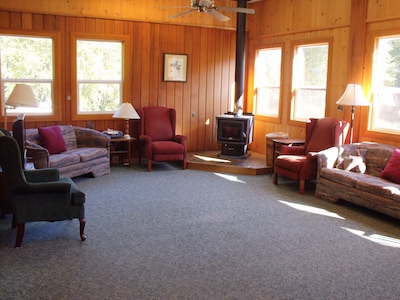 Perfect for groups - common rooms, pool table, sauna, waterfall, pet friendly