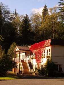 Perfect for groups - common rooms, pool table, sauna, waterfall, pet friendly