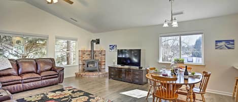 Mount Shasta Vacation Rental | 3BR | 2.5BA | 1600 Sq Ft |  Stairs Only Access