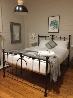 Bedroom 2 - Queen Bedroom