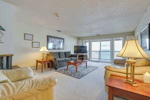 Living Room | Queen Sleeper Sofa | Central Heating | TV w/ Cable | Free WiFi