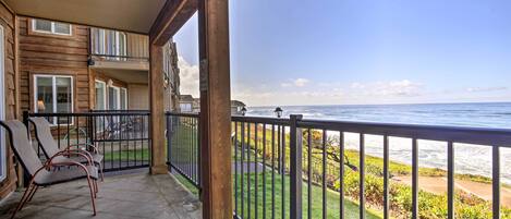 Lincoln City Vacation Rental | 2BR | 2BA | 1,280 Sq Ft | Stairs Required