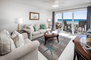Living Room - Enjoy this spacious living room with plenty of seats for everyone!