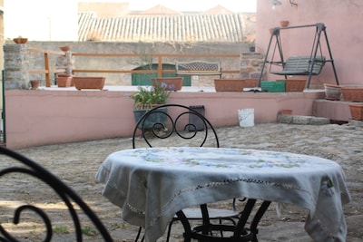 Casa con bellissimo giardino al centro di Laconi, tra mare e montagna