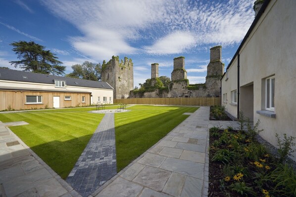 Castlemartyr Holiday Lodges, 3 Bed Mews, Pretty Holiday Accommodation in Castlemartyr, County Cork