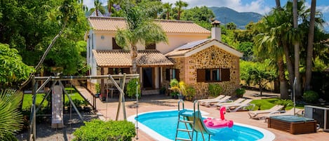 Villa with Heated Pool and Sauna | Cubo's Holiday Homes	