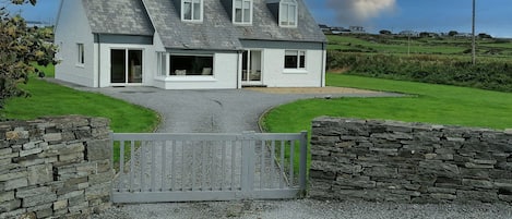 Exterior of Spanish Point El Martins Holiday Home in Miltown Malbay