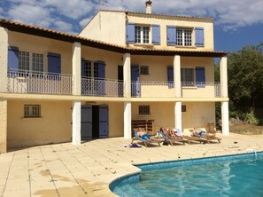 vue ensemble maison + transats + piscine