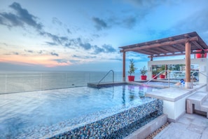 Ocean view roof top infinity pool and jacuzzi. 